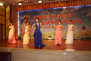 1586591453869120.jpg 匯源珠寶贊助“國(guó)際護(hù)士節(jié)”活動(dòng)并組織珠寶秀表演.jpg