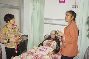 1586591488790253.jpg 劉越香副董事長(zhǎng)為四胞胎家庭送愛(ài)心.jpg